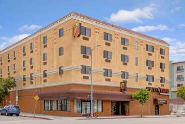 مُتل Super 8 By Wyndham Hollywood/la Area