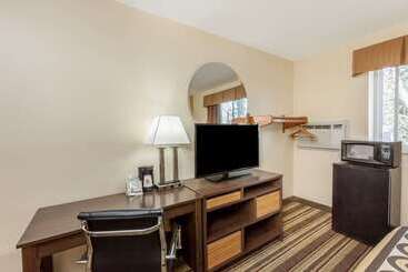 مُتل Super 8 By Wyndham Latham   Albany Airport