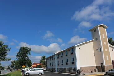 مُتل Super 8 By Wyndham Latham   Albany Airport