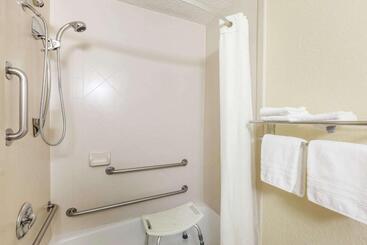 مُتل Super 8 By Wyndham Latham   Albany Airport