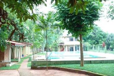 هتل Lavendish Country Resort