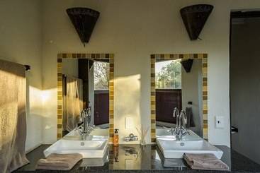 هتل Leopard's Lair Bush Lodge