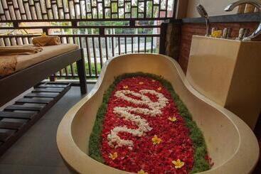 هتل The Mudru Resort By Pramana Villas