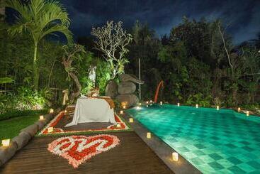 هتل The Mudru Resort By Pramana Villas