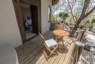 هتل The Wild Blue Lodge Safari & Spa