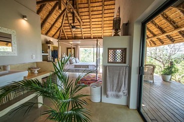 هتل The Wild Blue Lodge Safari & Spa