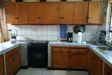 تختخواب و صبحانه Jutland Lodge Moshi
