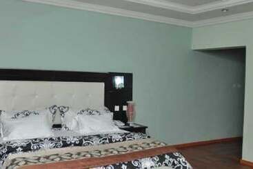 هتل Lush Suites