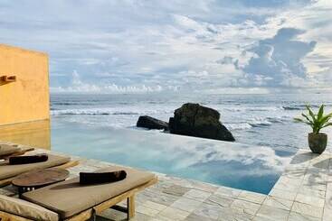 هتل Thambilli Beach Front Villa