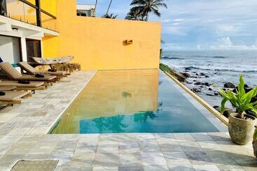 هتل Thambilli Beach Front Villa