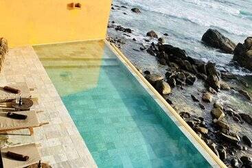 هتل Thambilli Beach Front Villa