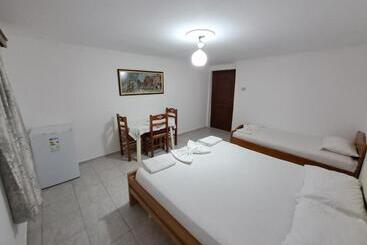 پانسیون Guest House Argjiro Castle