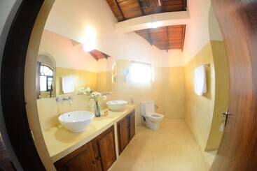 پانسیون Sandy's Villa Hiriketiya