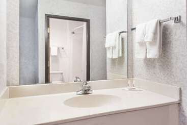 هتل Days Inn By Wyndham Battlefield Rd/hwy 65