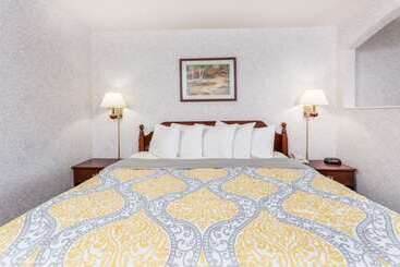 هتل Days Inn By Wyndham Battlefield Rd/hwy 65