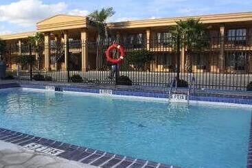 هتل Days Inn By Wyndham Lake Charles