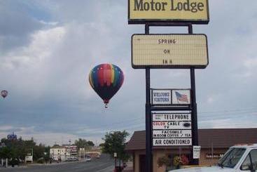 هتل Tomahawk Motor Lodge