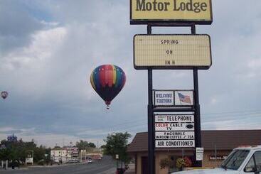 هتل Tomahawk Motor Lodge
