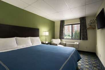 هتل Travelodge By Wyndham Cleveland Lakewood