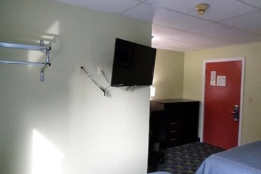 هتل Travelodge By Wyndham Cleveland Lakewood