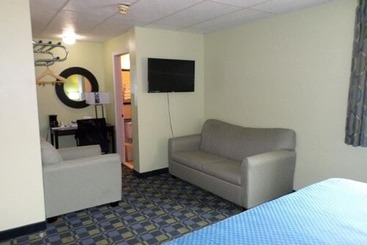 هتل Travelodge By Wyndham Cleveland Lakewood