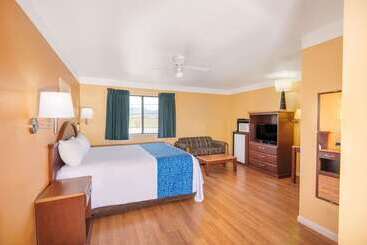 هتل Travelodge By Wyndham Kingman