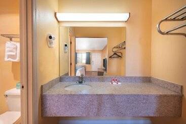 هتل Travelodge By Wyndham Kingman
