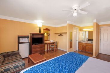 هتل Travelodge By Wyndham Kingman