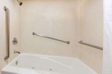 هتل Travelodge Inn & Suites By Wyndham Norman