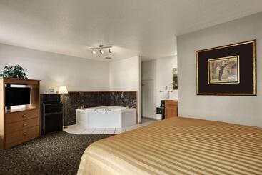 هتل Travelodge By Wyndham Wenatchee