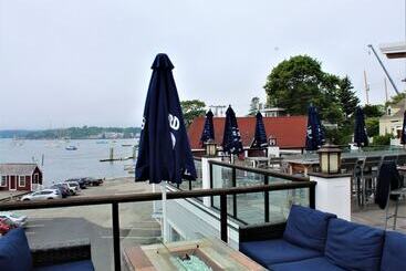هتل Tugboat Inn