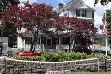 Moseley Cottage Inn And The Town Motel