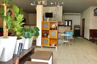 هاستل Hiranyika Cafe And Bed