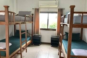 هاستل Hiranyika Cafe And Bed