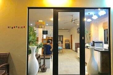 هاستل Hiranyika Cafe And Bed