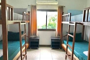 هاستل Hiranyika Cafe And Bed