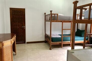 هاستل Hiranyika Cafe And Bed