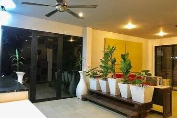 هاستل Hiranyika Cafe And Bed