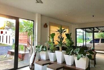 هاستل Hiranyika Cafe And Bed