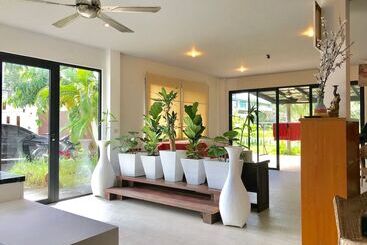 هاستل Hiranyika Cafe And Bed