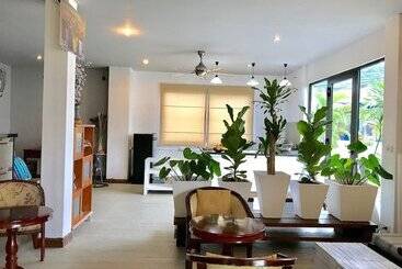 هاستل Hiranyika Cafe And Bed