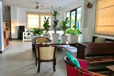 هاستل Hiranyika Cafe And Bed