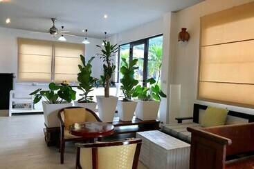 هاستل Hiranyika Cafe And Bed