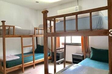 هاستل Hiranyika Cafe And Bed