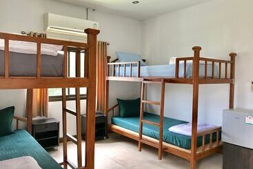 هاستل Hiranyika Cafe And Bed