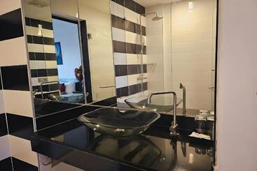 酒店 One World One Home Naiharn
