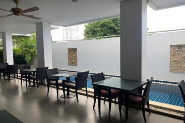 酒店 One World One Home Naiharn