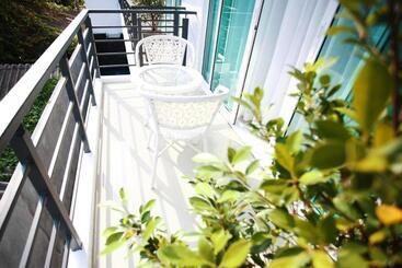 酒店 One World One Home Naiharn