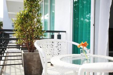 酒店 One World One Home Naiharn