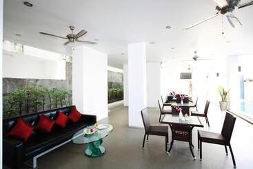 酒店 One World One Home Naiharn